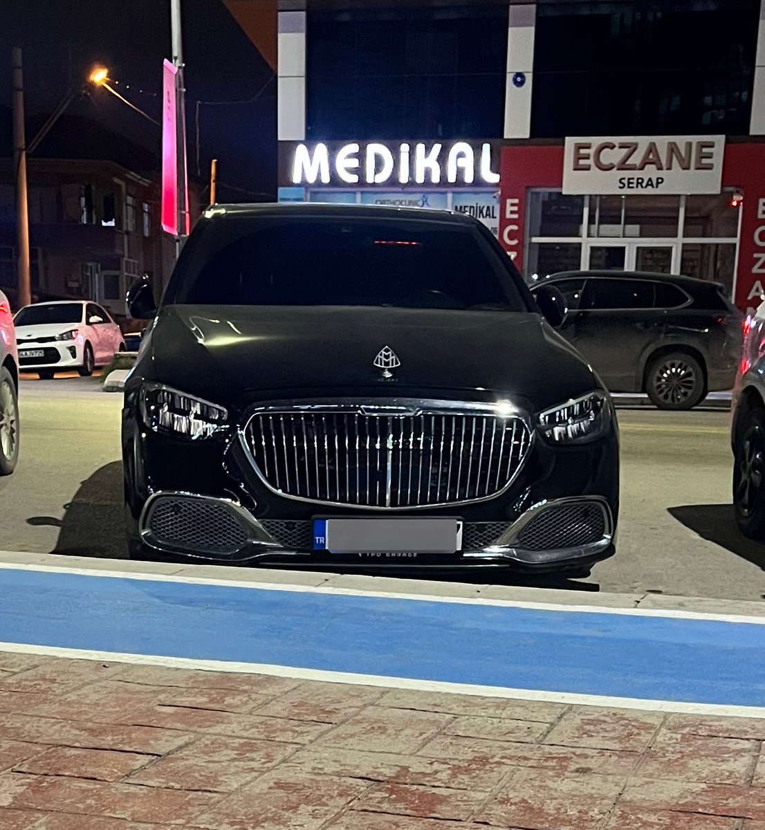 madifaka06's tweet photo. dünyada başka kim muhtardan emanet maybach alıp hastaneye gider amk https://t.co/TB6zBIvuBp