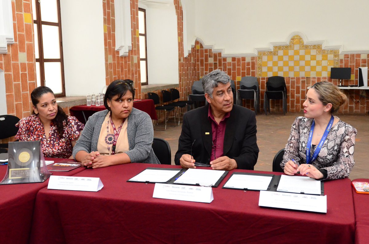 USEP_Puebla's tweet photo. Con el propósito de impulsar proyectos académicos, culturales, deportivos y de investigación, el rector de la #USEP 🏫🩺, José Manuel Hernández Ramón firmó un convenio de colaboración con su homóloga de la Universidad Politécnica Hispano Mexicana, @SilviaArguello_.

Bajo el liderazgo de la presidenta @Claudiashein, en coordinación con el gobernador @armentapuebla_, esta alianza también contempla la apertura de espacios de servicio social para la #UPHM, parte de nuestro compromiso para fortalecer la educación superior en el estado. 📚🎓🤝

#PensarEnGrande #PorAmorAPuebla