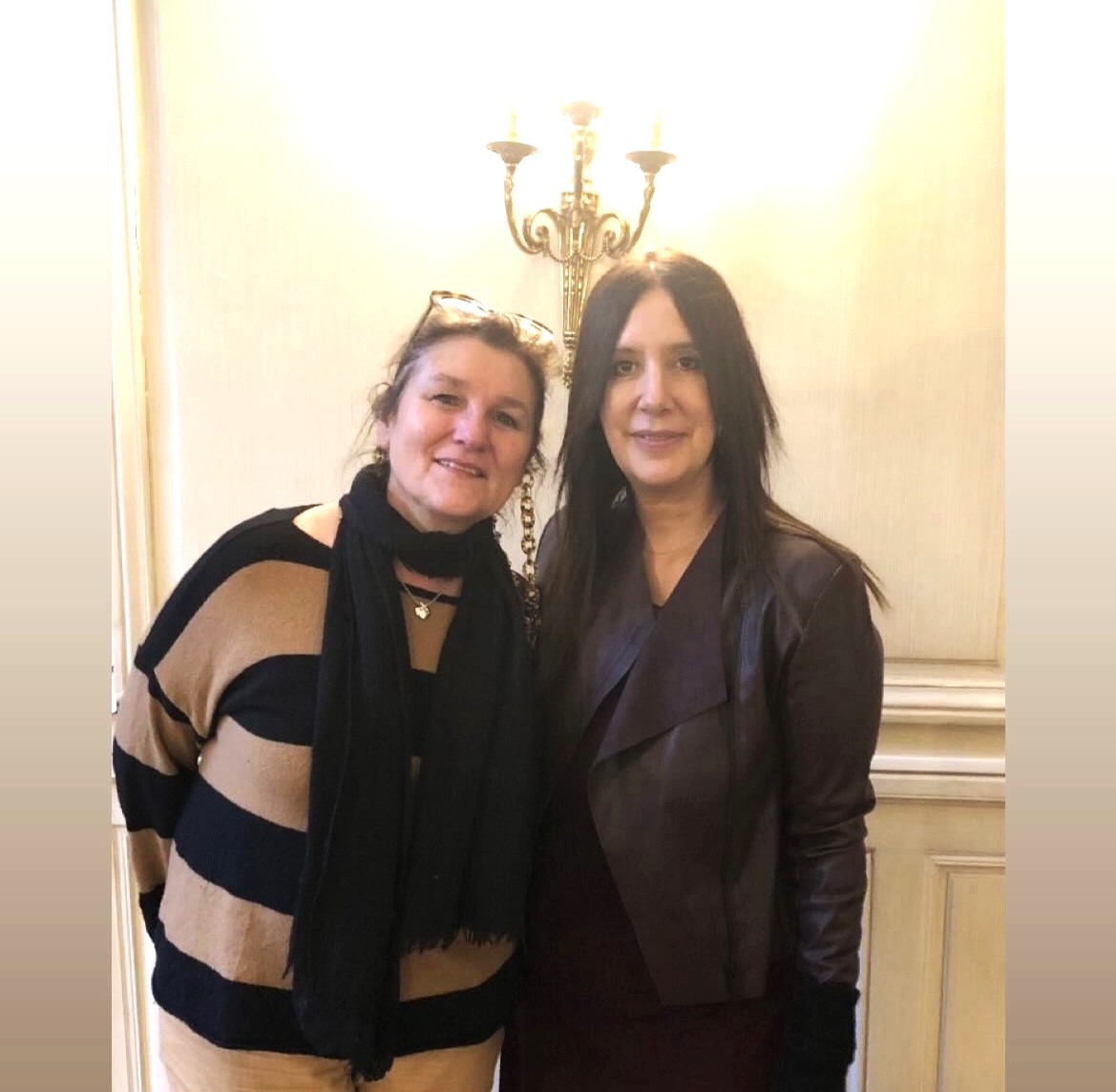 Cette semaine dans le #CaféPolar,  immense joie de rencontrer Dolores Redondo, la diabolique reine  espagnole du roman noir ! Pour parler de son nouveau polar <a href="/Gallimard/">Gallimard</a> #SérieNoire. Pour tout savoir c'est ici en #podcast ⏩ rfi.my/CWOD sur <a href="/RFI/">RFI</a> <a href="/PontdesartsRFI/">Sur le pont des arts - RFI</a>