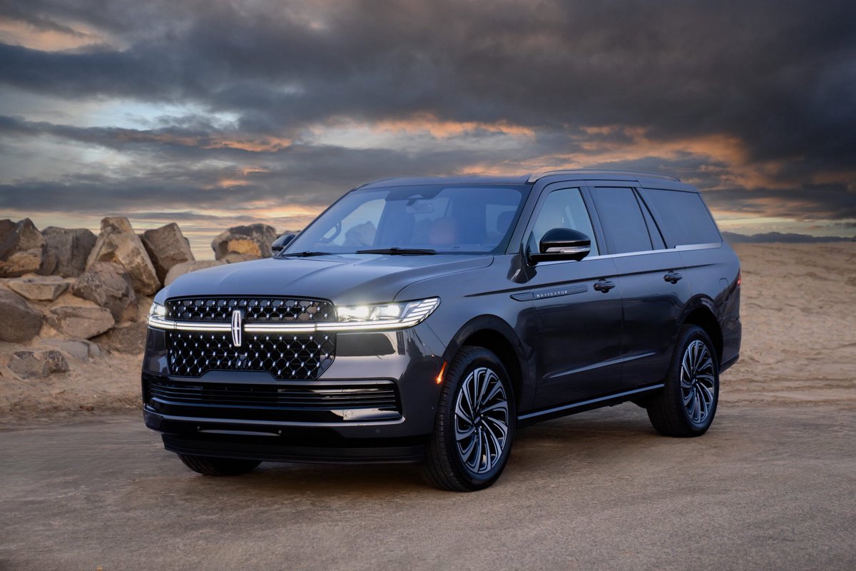 Yesenia_MerazAl's tweet photo. La senadora @JuanitaGuerra_M reportó la compra de una Yukon (1.8 mdp) y una Lincoln Navigator 2024 (2.5 mdp).
Más de 4 millones en vehículos en tres años.
La misma que lloró cuando la exhibieron saliendo de un salón de belleza VIP.
La austeridad solo en el discurso de #Morena
#4T https://t.co/olgruvcN4h