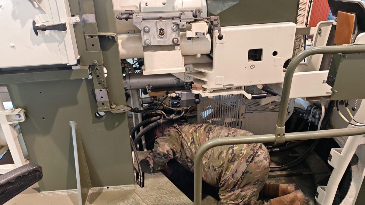 COMGEMEL_ET's tweet photo. Personal de la empresa Cóhemo trabaja estos días en la puesta en funcionamiento del simulador del CC Leopard 2A4 del #RC10.
Una capacidad que será clave para el adiestramiento y la preparación de las tripulaciones.
#COMGEMEL @MCANA_ET @EjercitoTierra https://t.co/kRzDBGIC4L