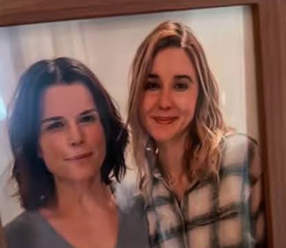 JossDuard's tweet photo. Scream 7 me hizo odiar Halloween (2018)

A la Laurie Strode la atacó Michael Myers  UNA VEZ e hizo su fortaleza y educó a su hija como una guerrera

A Sidney Prescott la atacó Ghostface cinco veces por 8 personas diferentes y aún así crió a su hija con amor y sin preocupaciones https://t.co/uw4E1xoyg5