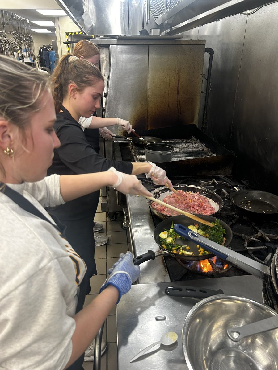 Pitt_FUEL's tweet photo. In the kitchen with @pitt_wlax for a competitive Chopped Challenge! #H2P https://t.co/Ywv2QTjQPV