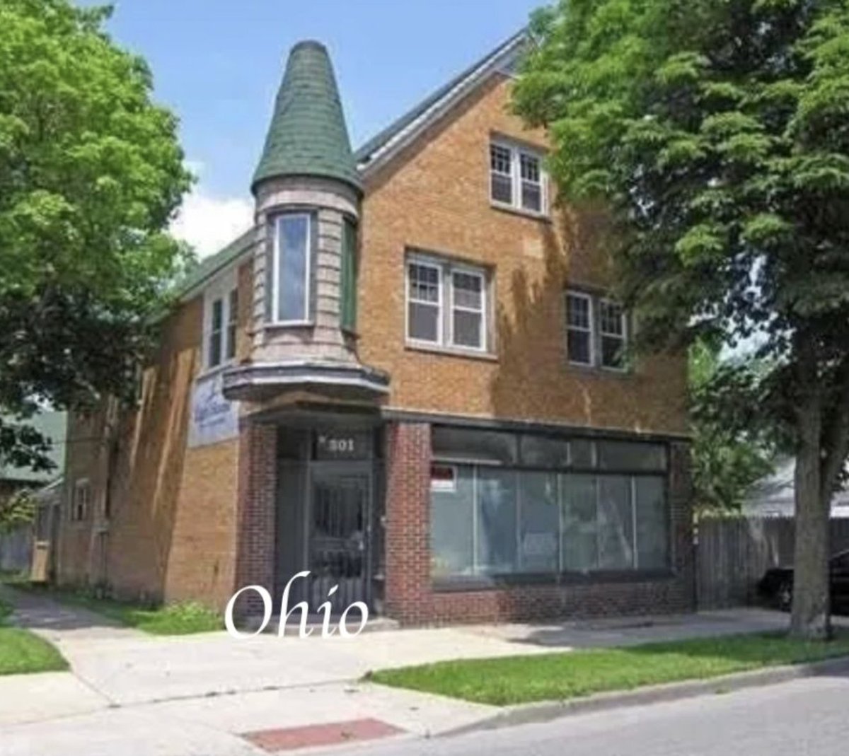 oldhouseunder50's tweet image. $74,900. #Ohio #storefront/home featuring a massive garage and mixed‑use zoning. The upstairs #apartment boasts an updated kitchen, formal dining room, generous living room, three bedrooms, and a third‑floor loft that can serve as a fourth bedroom. oldhousesunder50k.com/brick-c-1900-o…