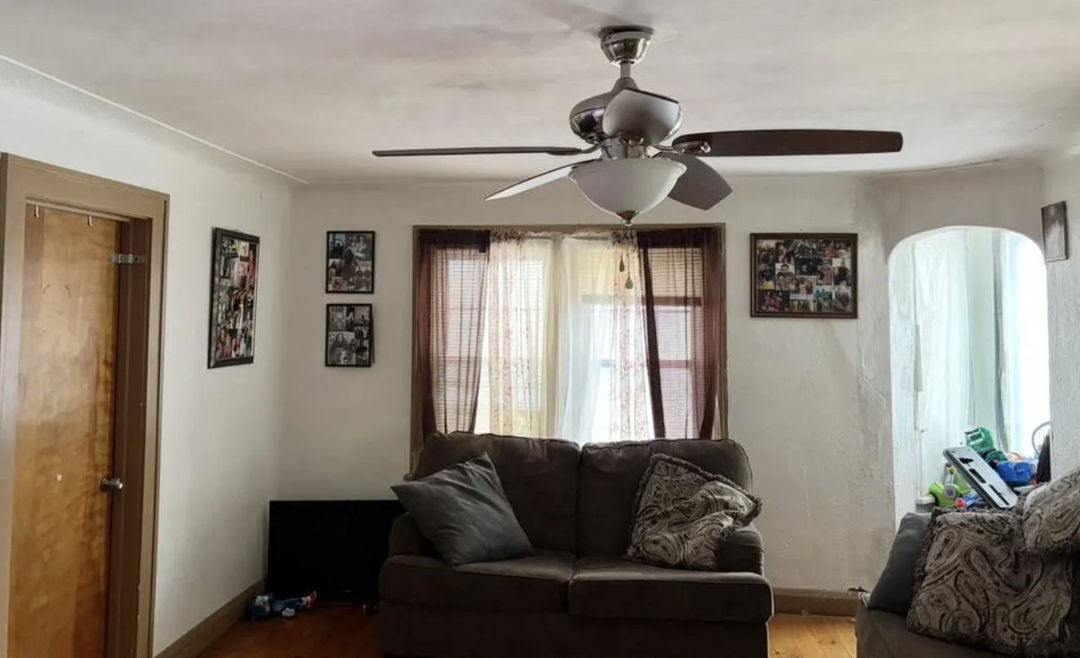 oldhouseunder50's tweet image. $74,900. #Ohio #storefront/home featuring a massive garage and mixed‑use zoning. The upstairs #apartment boasts an updated kitchen, formal dining room, generous living room, three bedrooms, and a third‑floor loft that can serve as a fourth bedroom. oldhousesunder50k.com/brick-c-1900-o…