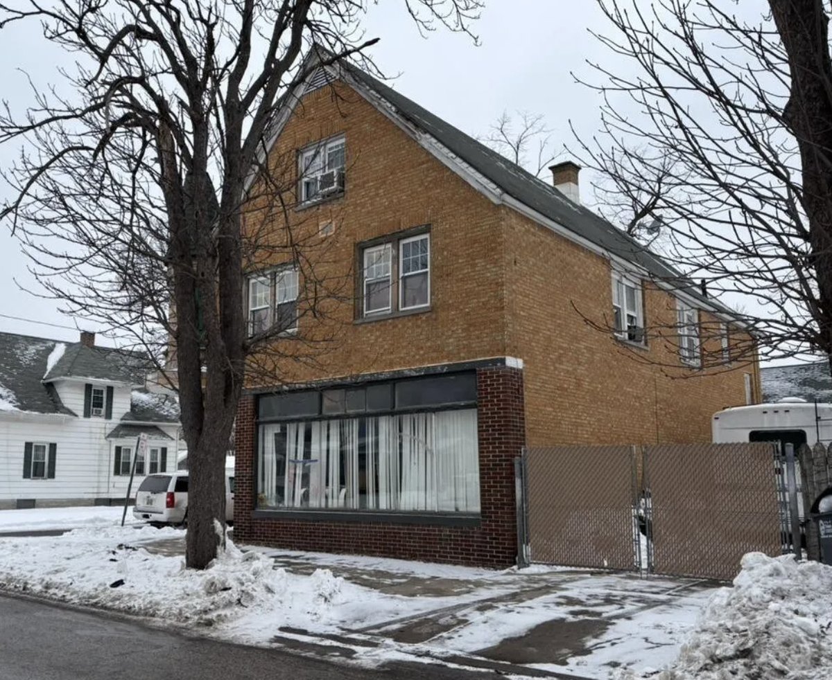 oldhouseunder50's tweet image. $74,900. #Ohio #storefront/home featuring a massive garage and mixed‑use zoning. The upstairs #apartment boasts an updated kitchen, formal dining room, generous living room, three bedrooms, and a third‑floor loft that can serve as a fourth bedroom. oldhousesunder50k.com/brick-c-1900-o…