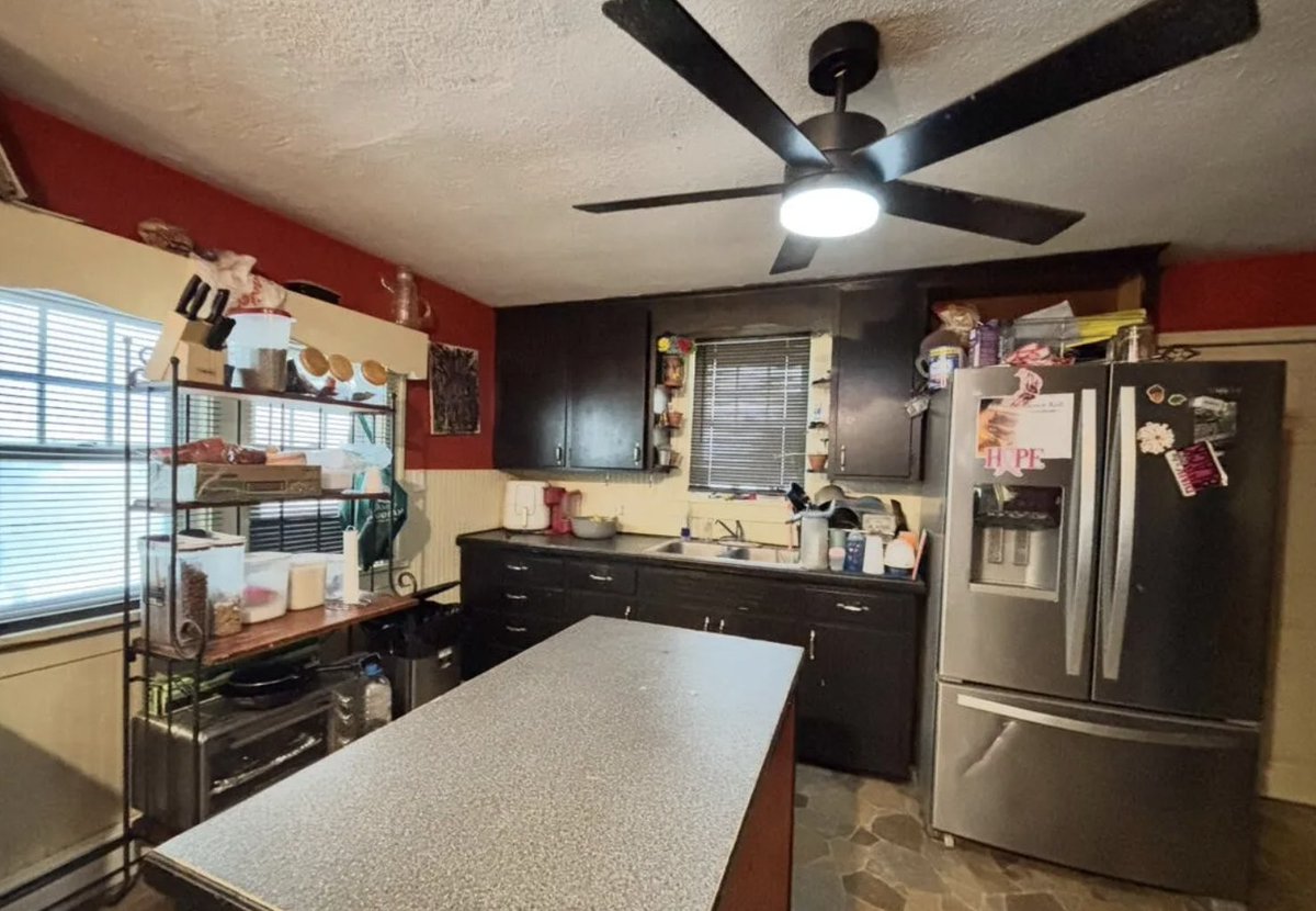 oldhouseunder50's tweet image. $74,900. #Ohio #storefront/home featuring a massive garage and mixed‑use zoning. The upstairs #apartment boasts an updated kitchen, formal dining room, generous living room, three bedrooms, and a third‑floor loft that can serve as a fourth bedroom. oldhousesunder50k.com/brick-c-1900-o…