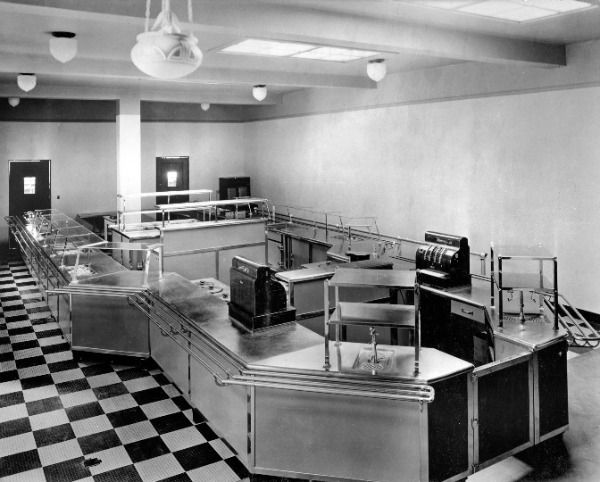 FDP_DesignPros's tweet photo. A look back at front-of-house cafeteria design from the archives! The stainless-steel serving counters, glass sneeze guards, Art Deco paneling, and checkered floors speak to an era when craftsmanship and detail were built right into the equipment itself. https://t.co/KMxghdy6Qd