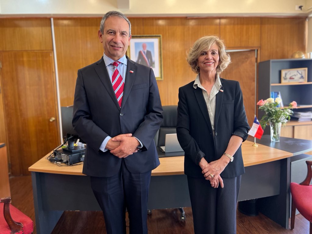 DPRTarapaca's tweet photo. Al comisionado presidencial para la macrozona norte, vicealmirante (r) Alberto Soto, recibió la delegada presidencial Adriana Tapia. 
En la reunión se tocó el tema de la implementación del Plan Escudo Fronterizo. #TrabajamosParaUsted🇨🇱 https://t.co/cHYDbzmTyg
