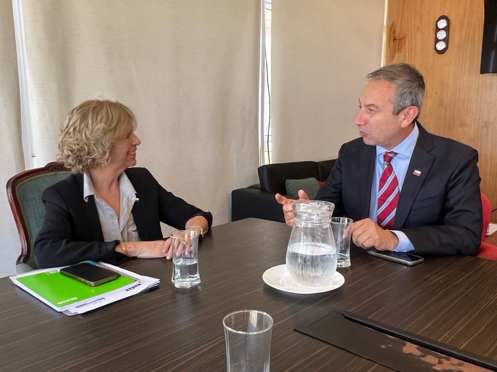 DPRTarapaca's tweet photo. Al comisionado presidencial para la macrozona norte, vicealmirante (r) Alberto Soto, recibió la delegada presidencial Adriana Tapia. 
En la reunión se tocó el tema de la implementación del Plan Escudo Fronterizo. #TrabajamosParaUsted🇨🇱 https://t.co/cHYDbzmTyg