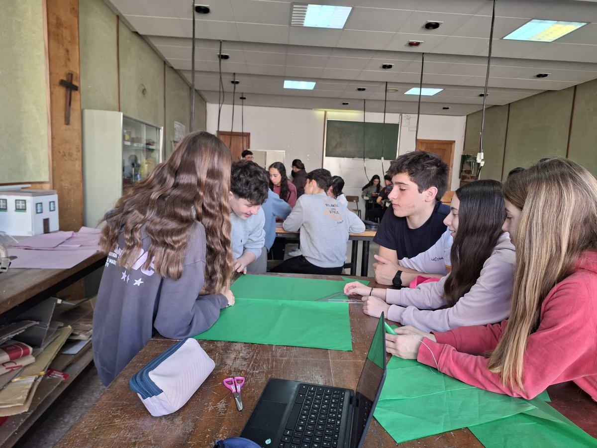 LaSalleSdr's tweet photo. 🎙️En 3° ESO toman conciencia de que una de las claves de nuestro #mundo es la movilidad y sus consecuencias en la Narrativa #NCALaSalle 🚀#Globaízate
🔧Estos días trabajan en la diseño de un globo aerostático que lanzarán el próximo martes como producto final.
 #SomosLaSalle💫 https://t.co/Lm1i0ppIpc