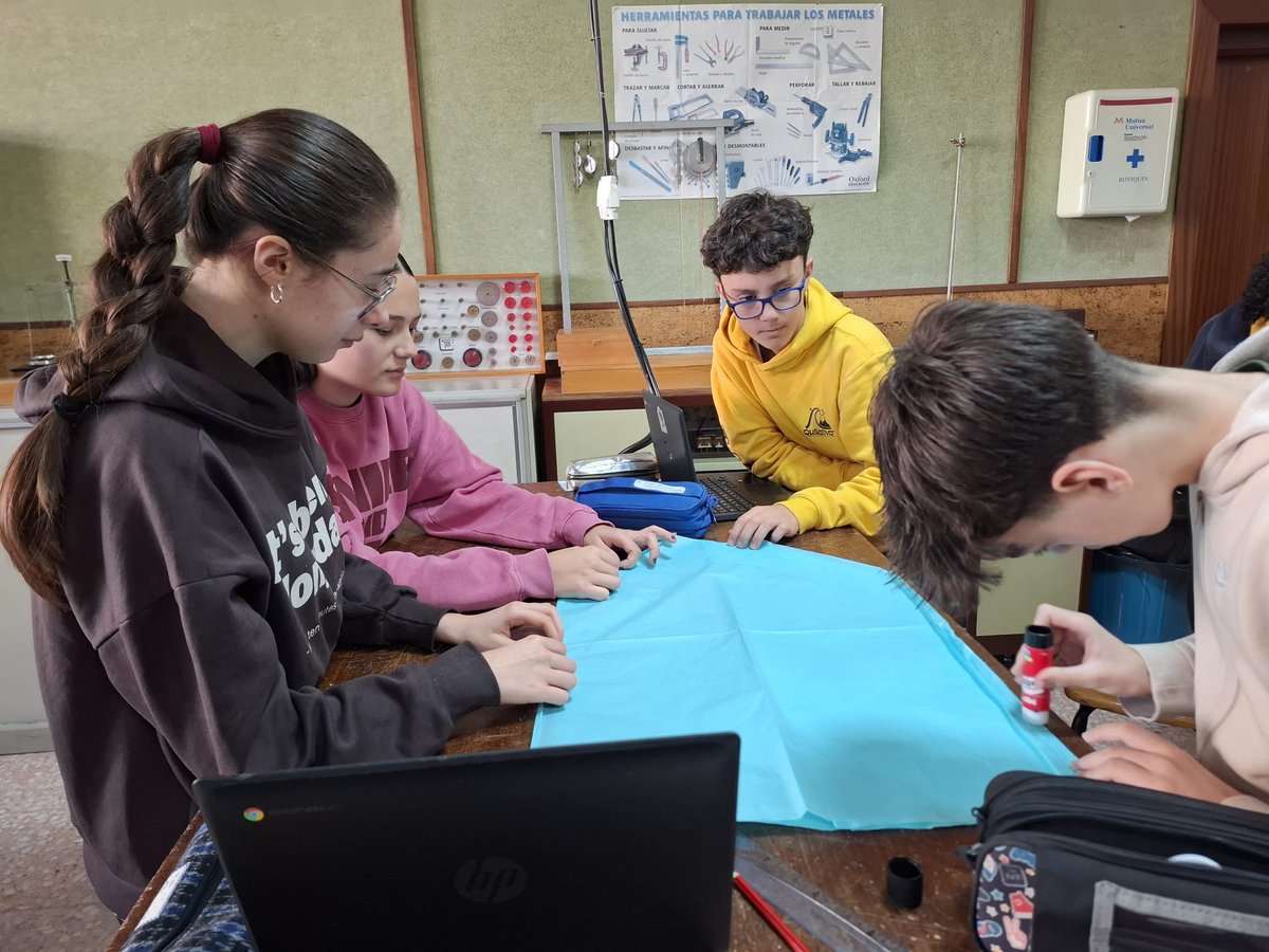 LaSalleSdr's tweet photo. 🎙️En 3° ESO toman conciencia de que una de las claves de nuestro #mundo es la movilidad y sus consecuencias en la Narrativa #NCALaSalle 🚀#Globaízate
🔧Estos días trabajan en la diseño de un globo aerostático que lanzarán el próximo martes como producto final.
 #SomosLaSalle💫 https://t.co/Lm1i0ppIpc