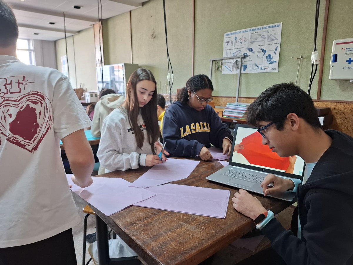 LaSalleSdr's tweet photo. 🎙️En 3° ESO toman conciencia de que una de las claves de nuestro #mundo es la movilidad y sus consecuencias en la Narrativa #NCALaSalle 🚀#Globaízate
🔧Estos días trabajan en la diseño de un globo aerostático que lanzarán el próximo martes como producto final.
 #SomosLaSalle💫 https://t.co/Lm1i0ppIpc