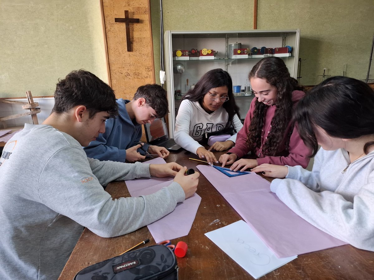 LaSalleSdr's tweet photo. 🎙️En 3° ESO toman conciencia de que una de las claves de nuestro #mundo es la movilidad y sus consecuencias en la Narrativa #NCALaSalle 🚀#Globaízate
🔧Estos días trabajan en la diseño de un globo aerostático que lanzarán el próximo martes como producto final.
 #SomosLaSalle💫 https://t.co/Lm1i0ppIpc