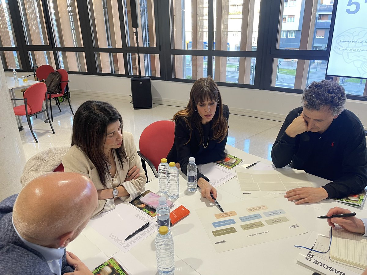 vitoriagasteiz's tweet photo. 🤝 Maider Etxebarria alkatea buru izan da gaur arratsaldean Basque #Segurtasun Foroaren saioan, #Europa Jauregian, Bingen Zupiria Segurtasuneko sailburuarekin batera. #BSF #VitoriaGasteiz
La Alcaldesa Maider Etxebarria ha presidido junto al Consejero de Seguridad, Bingen Zupiria, la sesión del #Basque Segurtasun Foroa que se ha celebrado esta tarde en el Palacio #Europa
