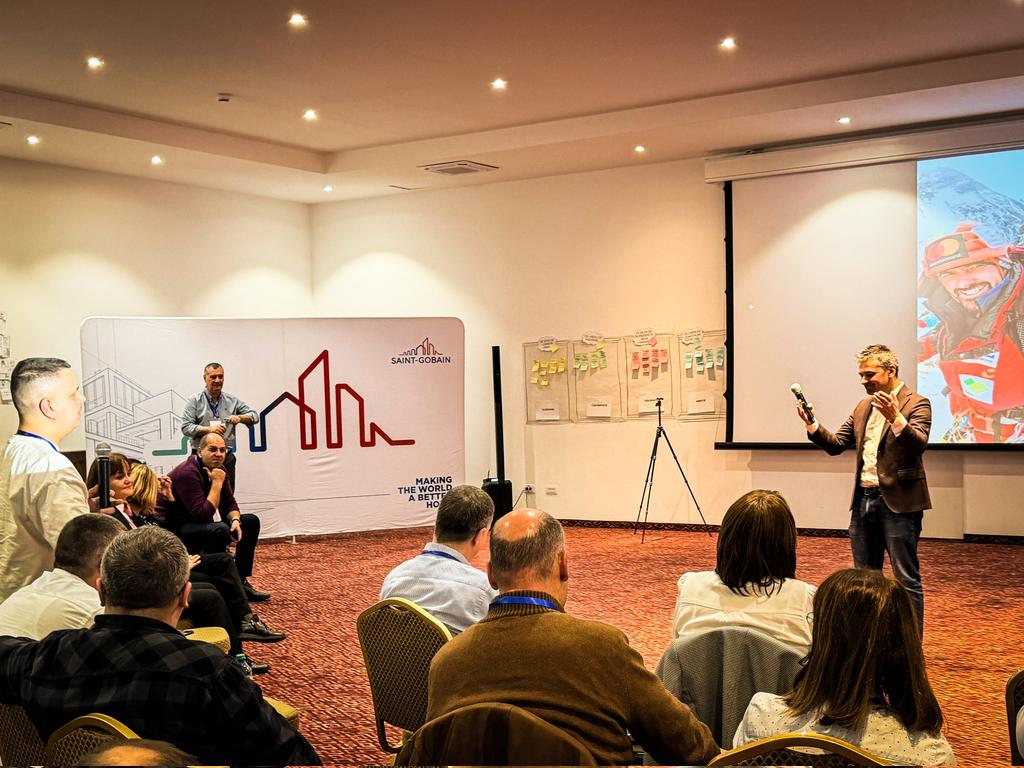 AlexGAVAN's tweet photo. În această seară am fost invitat să vorbesc la un eveniment al companiei Saint Gobain. Interacțiunea pe care am avut-o în timpul, dar și la cina de după, a făcut ca pentru mine să se simtă nu ca un discurs, ci ca o Ceremonie. Mă înclin. https://t.co/5mZmpyawJp