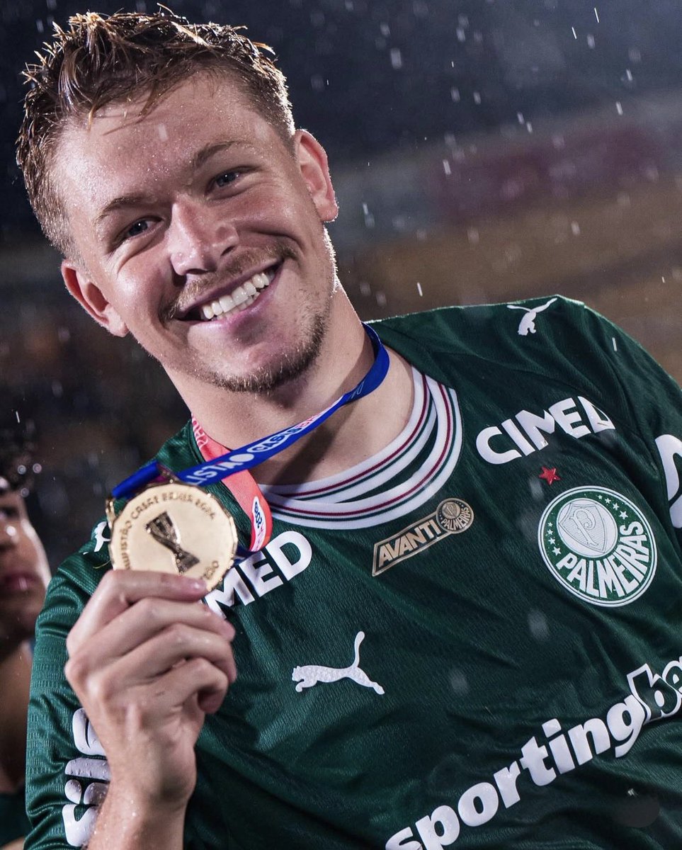 joaokerrbidetti's tweet photo. FUCHS DE VOLTA?! 👀

A lesão de Murilo abre espaço para Bruno Fuchs, que tem apenas cinco jogos como titular em 2026. 

No ano passado, foram 44 jogos e 3 gols, sendo o último muito importante, na “Noite Mágica” contra a LDU. 

Acredita que Fuchs pode se firmar? Comenta aí! 👇 https://t.co/V4t7MKCmuS
