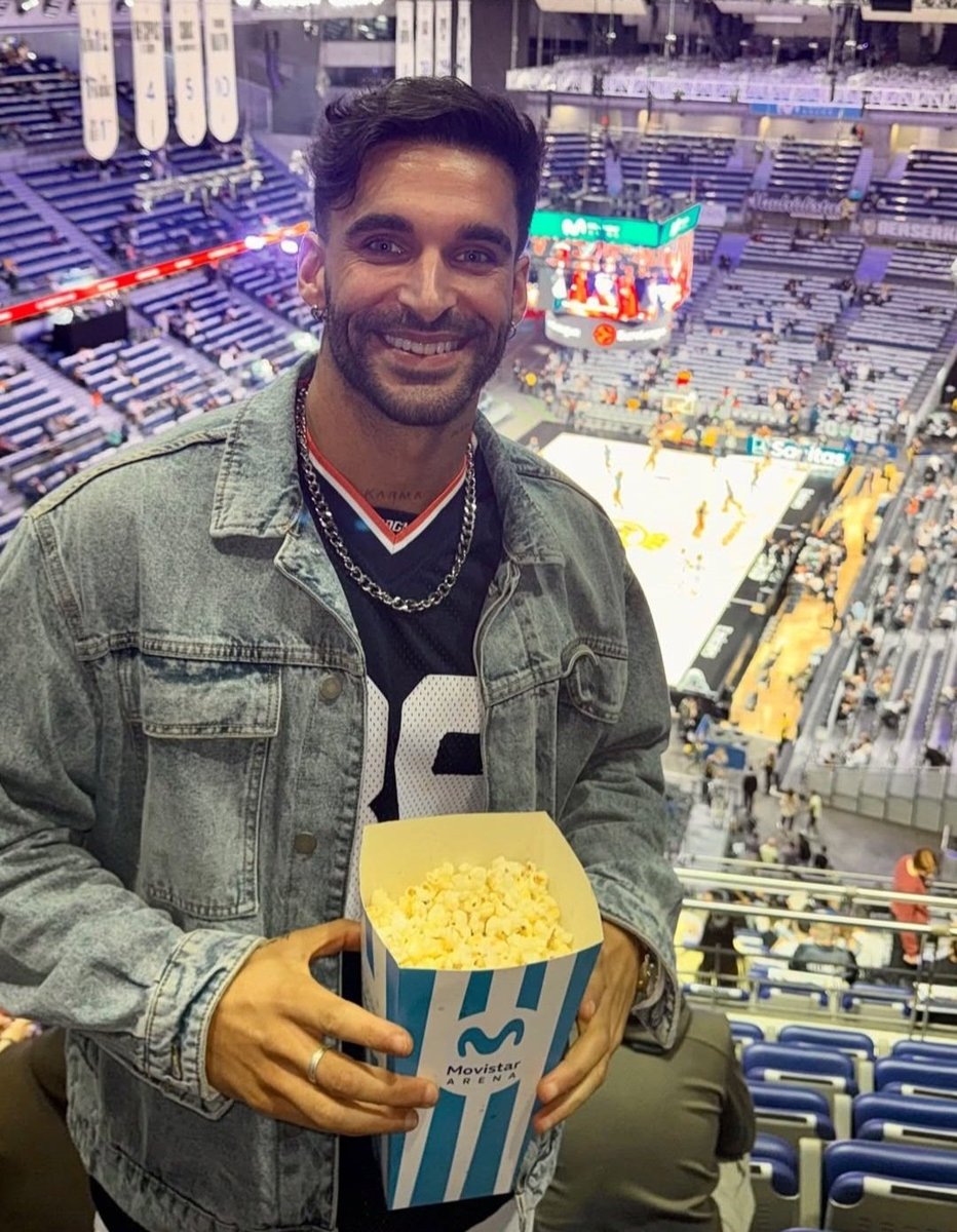 Lo detallista que es esta niña 🥹🥹 y  justo en los momentos que tiene que serlo. Estos momentos realmente son importantes y no un ramo el día de San Valentín. 
#violedimtmad53