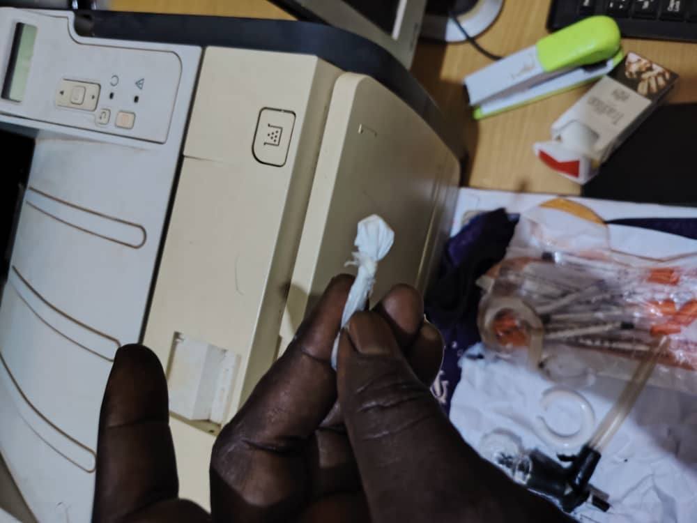 Sudan_tweet's tweet photo. نجح فريق ميداني مختص من الإدارة العامة للمباحث الجنائية المركزية في تفكيك شبكة إجرامية تنشط في ترويج مخد�� الآيس، وكانت تتخذ منزلاً بالثورة الحارة (14) مقراً لنشاطها الإجرامي ومركزاً لتجمع المتعاطين ومعتادي الإجرام، مع امتداد نشاطها إلى عدد من الحارات المجاورة.

وجاءت العملية عقب توفر معلومات ميدانية دقيقة، حيث نفذت القوة مداهمة للمنزل بموجب أمر تفتيش صادر من النيابة المختصة، ما أسفر عن ضبط خمسة متهمين بينهم امرأة، وبحوزتهم كميات من المخدرات وأدوات التعاطي.

وتم اقتياد المتهمين إلى مقر الشعبة وفتح إجراءات قانونية في مواجهتهم بنيابة كرري، فيما تتواصل التحريات والجهود الميدانية للوصول إلى الممول الرئيسي للشبكة.