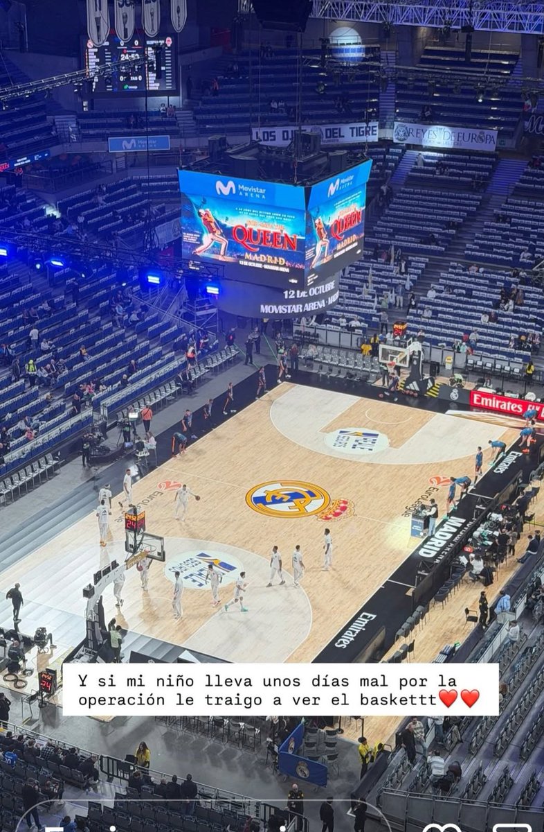 #ViolediMTMAD53
La cara que tienen tan feliz, su niña como está malito le ha comprado las entradas para ver el Basket, los mimitos madre mia como.lo quiere