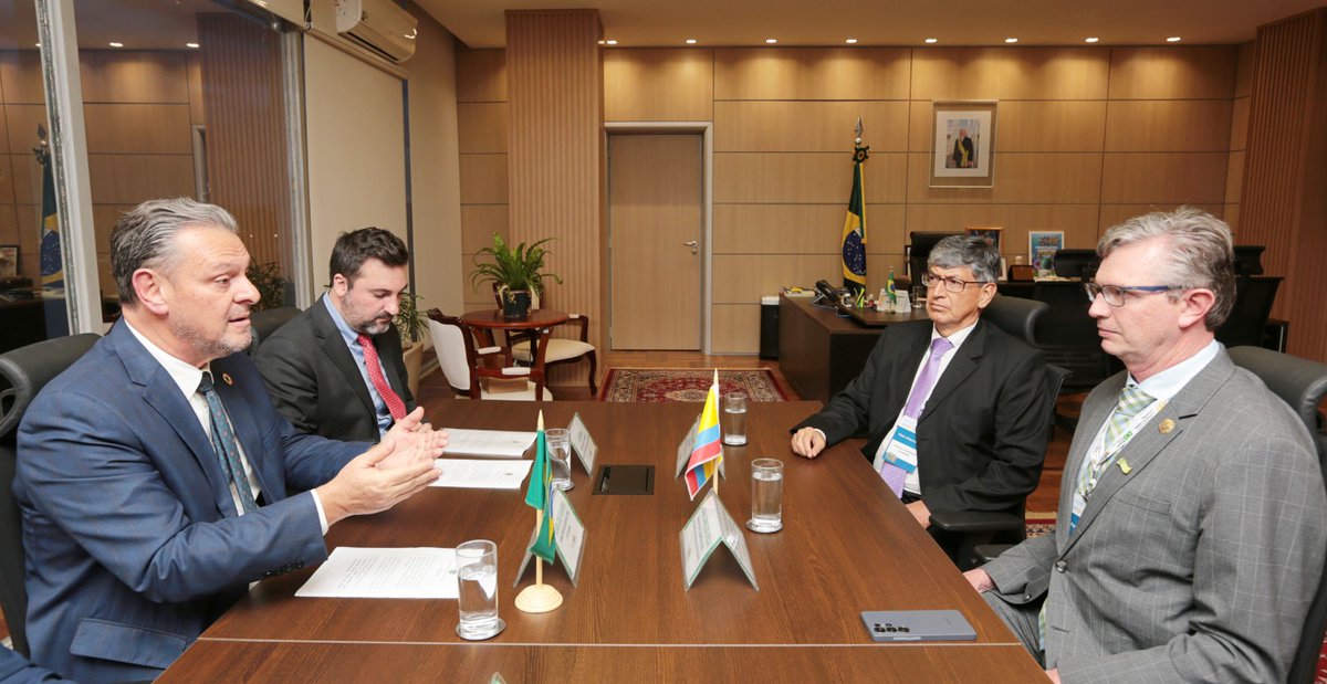 El Ministro Juan Carlos Vega <a href="/AgriculturaEc/">Agricultura, Ganadería y Pesca Ecuador 🇪🇨</a> sostuvo reuniones con los Ministros <a href="/Mapa_Brasil/">Ministério da Agricultura e Pecuária</a>, <a href="/mdagovbr/">MDA</a> y Presidenta de <a href="/embrapa/">Embrapa</a> avanzando en iniciativas de cooperación técnica, fortalecimiento del comercio bilateral y alianzas para el desarrollo de sistemas agroalimentarios.