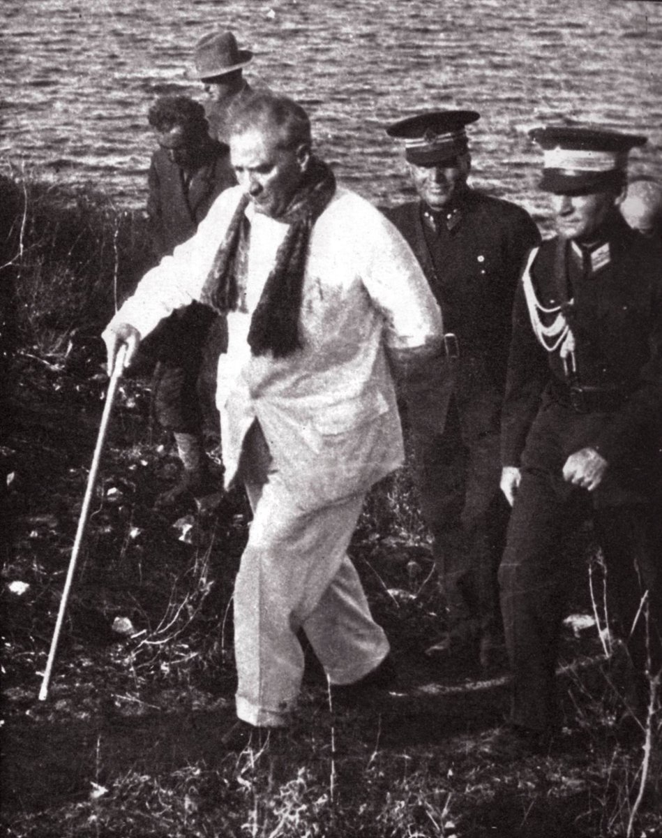 kronikkdokuman's tweet photo. YAPAY ZEKA DEĞİL!

Reisicumhur Gazi Mustafa Kemal Paşa bir yürüyüş anında. (1932) https://t.co/NQRudXyIZF