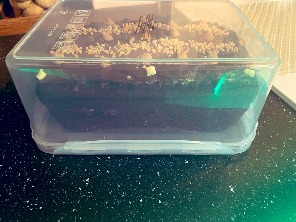 devereux1655's tweet image. Inside Reece choc, dark milk and white chips. Choc fudge icing- Chopped nuts - and top decorated with same but slightly neater 🤣 all boxed to keep fresh #baking #chocolate #cake