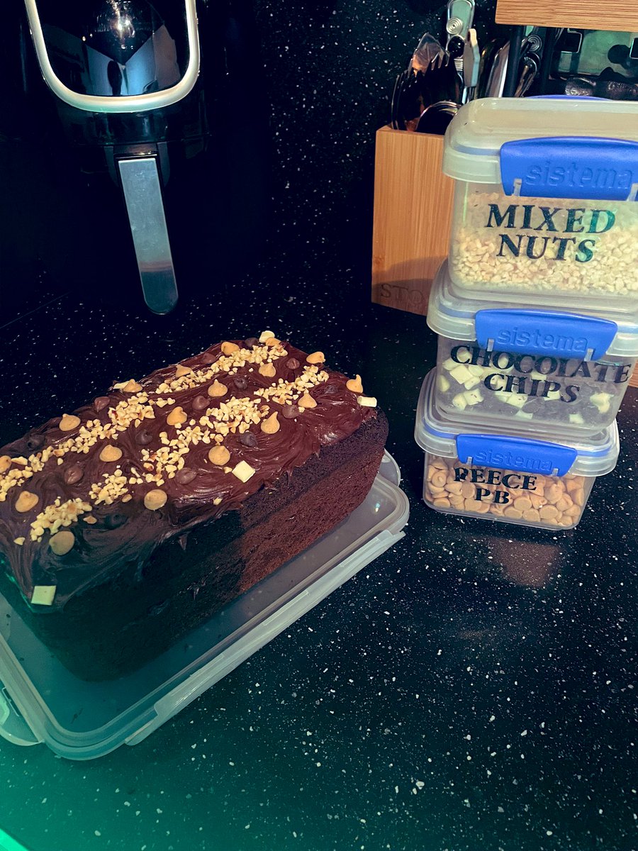 devereux1655's tweet image. Inside Reece choc, dark milk and white chips. Choc fudge icing- Chopped nuts - and top decorated with same but slightly neater 🤣 all boxed to keep fresh #baking #chocolate #cake