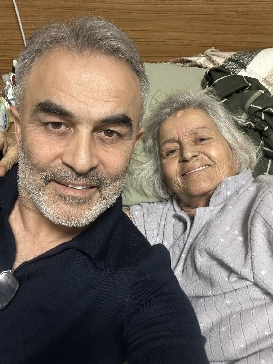 Amedspor 4’ledi.
Erzurum geri vitesi 3’ledi.
Erokspor acayip tekledi.

Anacımla hastaneden bir selfie paylaşmayı hak etmedik mi yani? 😀😀😀😀💚❤️