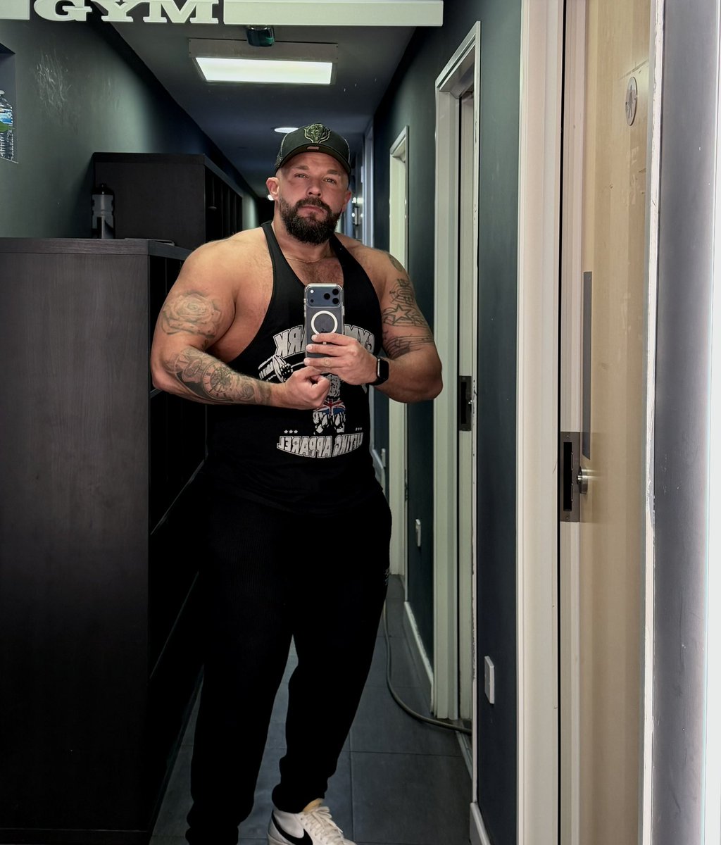 Musclebeardedbear tweet media