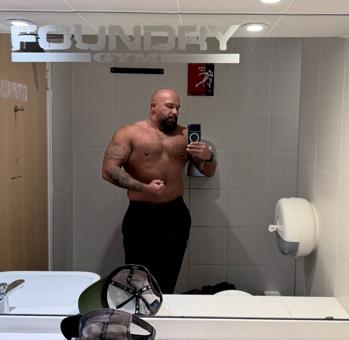 Musclebeardedbear tweet media