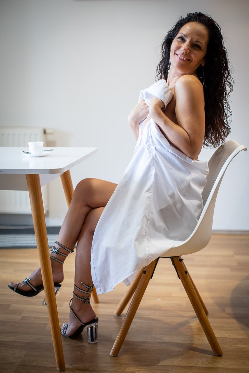 Zsaklin59's tweet photo. FehĂ©r ing, elegĂĄns magassarkĂș Ă©s egy mosoly, ami mindent elĂĄrul. https://t.co/IQMaKvHe4X
A white shirt, clear heels, and a smile that says it all.â#stĂlus #mosoly #reggelikĂĄvĂ© #elegancia #whiteoutfit #morningvibes #smilemore #fashion #beauty #confidence https://t.co/HgJPOCYNZU