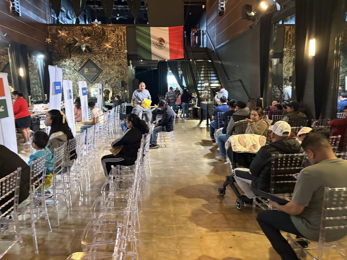 roymendozac's tweet photo. ¡Acércate! 

🚗En el Consulado Sobre Ruedas de @ConsulMexDal la Ventanilla de Salud atiende a las personas mexicanas que solicitan servicios de lectura de presión y glucosa, así como asesoría de salud preventiva.
#SaludIME
@IME_SRE 
@LuisRBucio
@tatclouthier https://t.co/4GYxLNeESo