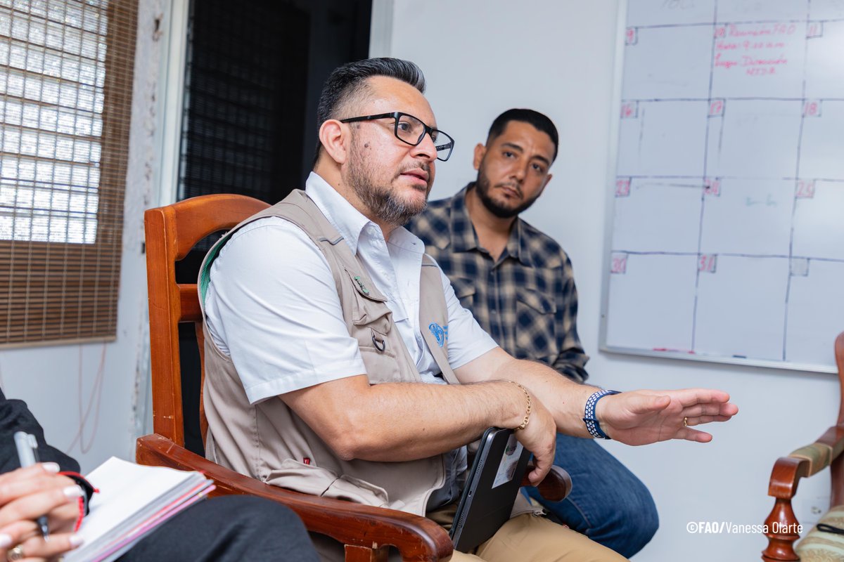 FAOMesoamerica's tweet photo. Asimismo, el equipo se reunió con autoridades regionales de @MIDAPma para articular acciones con el sector agropecuario y avanzar en la implementación del proyecto #AzueroVerde junto a productores y actores locales en la región. 

🤝#Manodelamano https://t.co/QaBxr2wdRo