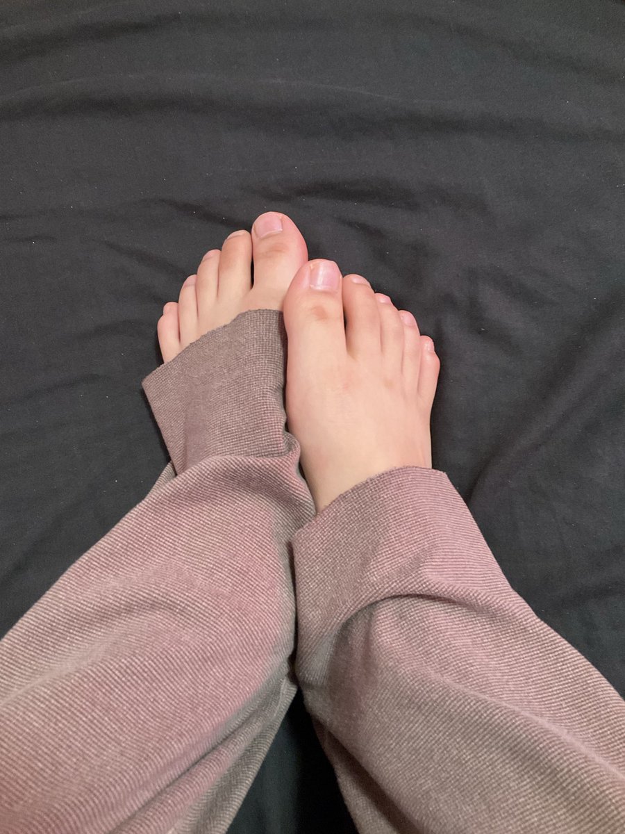 SHNDKG's tweet photo. 我觉得女人也恋足，因此我想试一下以我的审美来拍一下自己的，看看是否符合女性审美（我是男的 喜欢女的 兄弟们别搞）#4i #第四爱 #女攻男受 https://t.co/hyxGRiOvo2