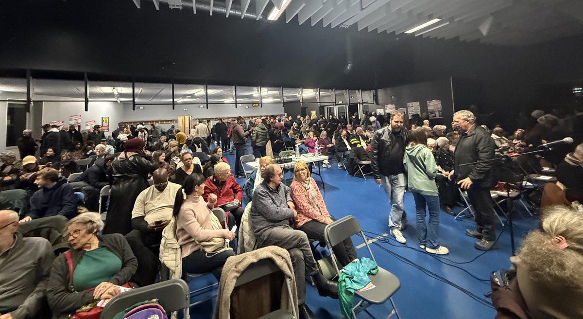 RaquelGarridoFr's tweet photo. La gauche unie fait une magnifique démonstration de force ce soir à #Bagnolet. Cette ville est fière et solidaire. La liste de Tony Di Martino est à l’image de notre ville 👏🏽✊🏽. https://t.co/mmwshlUjue