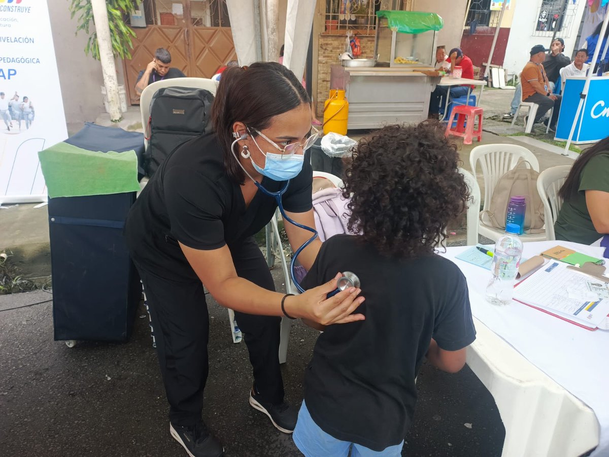 Salud_Guayas's tweet photo. #MSPEnTerritorio | Con el objetivo de acercar los servicios de salud a la comunidad, el #Distrito09D04 de @Salud_Ec participó en la brigada médica en las calles 30 y Venezuela, donde se brindaron 148 atenciones en medicina general, 55 odontológicas y 45 vacunados. https://t.co/G7rncAyksE