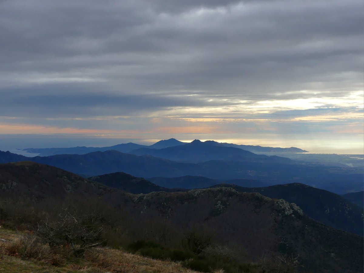 mabiro08's tweet photo. Vistes des del Puig Neulós, pic més alt de la serra de l'Albera. https://t.co/XBmbJYP3u1
