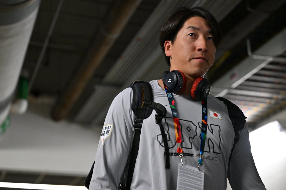 Fullcountc2's tweet photo. 【侍ジャパン】

お揃いの「Beats」のヘッドフォンを首からかけて球場入り！

Photo by Getty Images

#村上宗隆 #大勢 #牧秀悟 https://t.co/K3ZMCQMSmS