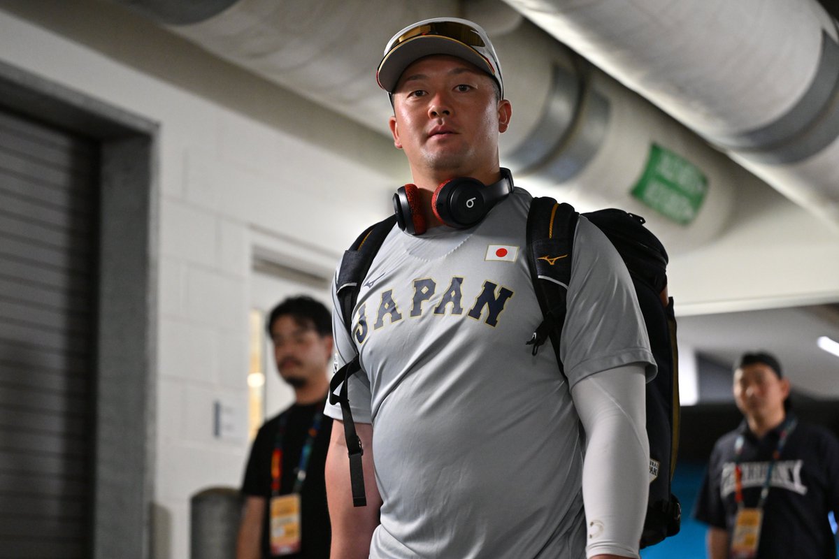 Fullcountc2's tweet photo. 【侍ジャパン】

お揃いの「Beats」のヘッドフォンを首からかけて球場入り！

Photo by Getty Images

#村上宗隆 #大勢 #牧秀悟 https://t.co/K3ZMCQMSmS