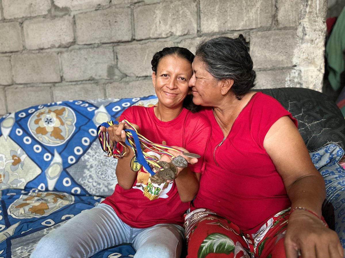 laplenaec_'s tweet photo. Aida Cajilima inicia su jornada. Junto a su hija Evelyn, quien tiene 34 años y 74 % de discapacidad intelectual, recorre las calles de #Durán vendiendo alimentos para salir adelante. Ella recibe el Bono Joaquín Gallegos Lara, un apoyo para cubrir las necesidades de su hija. https://t.co/YE25Nho0Yv