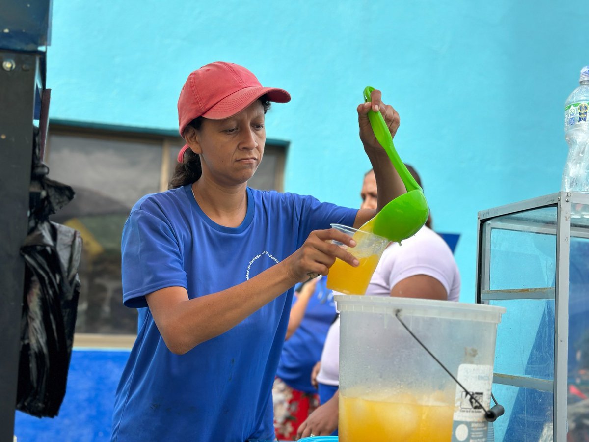 Aida Cajilima inicia su jornada. Junto a su hija Evelyn, quien tiene 34 años y 74 % de discapacidad intelectual, recorre las calles de #Durán vendiendo alimentos para salir adelante. Ella recibe el Bono Joaquín Gallegos Lara, un apoyo para cubrir las necesidades de su hija.