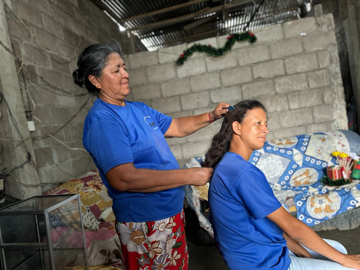 laplenaec_'s tweet photo. Aida Cajilima inicia su jornada. Junto a su hija Evelyn, quien tiene 34 años y 74 % de discapacidad intelectual, recorre las calles de #Durán vendiendo alimentos para salir adelante. Ella recibe el Bono Joaquín Gallegos Lara, un apoyo para cubrir las necesidades de su hija. https://t.co/YE25Nho0Yv