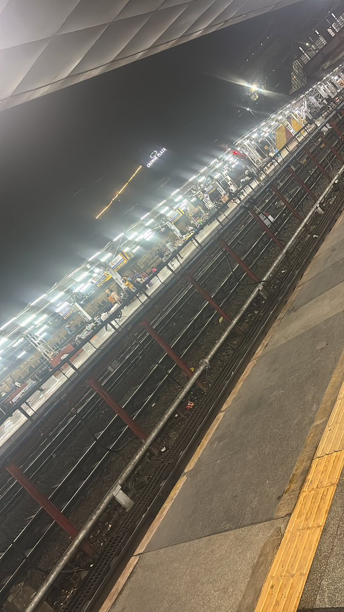 MRPERFECT_01's tweet photo. @RailwaySeva @drmpune @drmpune  please train  bhej do sir  pura platform khali hai https://t.co/HBqSrL4d5N