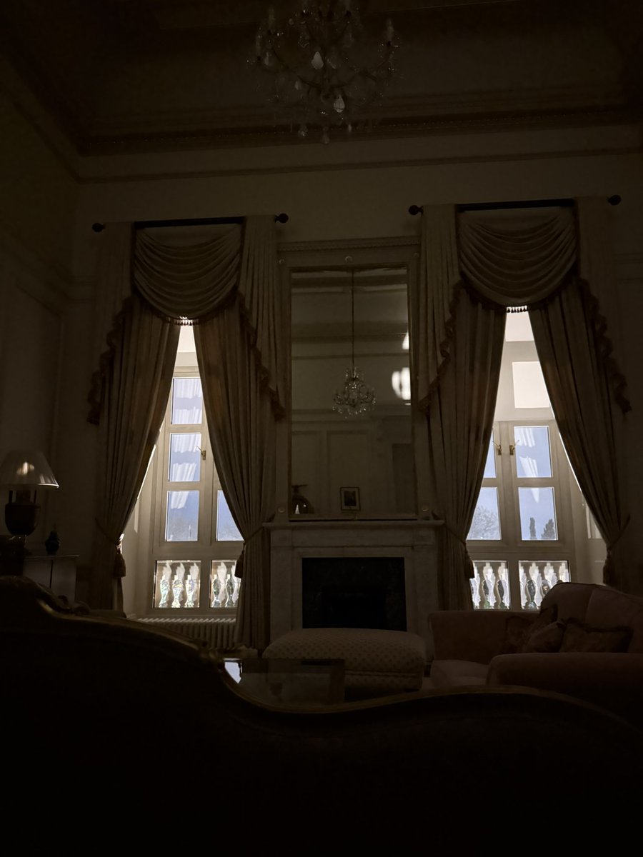 Odalarda ışıksızım konsept…Queen azıcık kafasını dinlemeye çekildi 😉