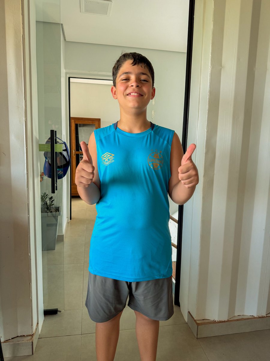 Dessanti's tweet photo. Alguém ficou mega feliz com o presente que eu trouxe da Arena 🥰🇪🇪 https://t.co/YS1WlsDHpW