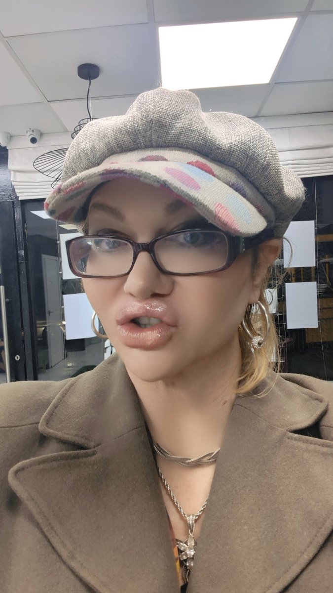 Trans porn star Evain Diamond tweet media