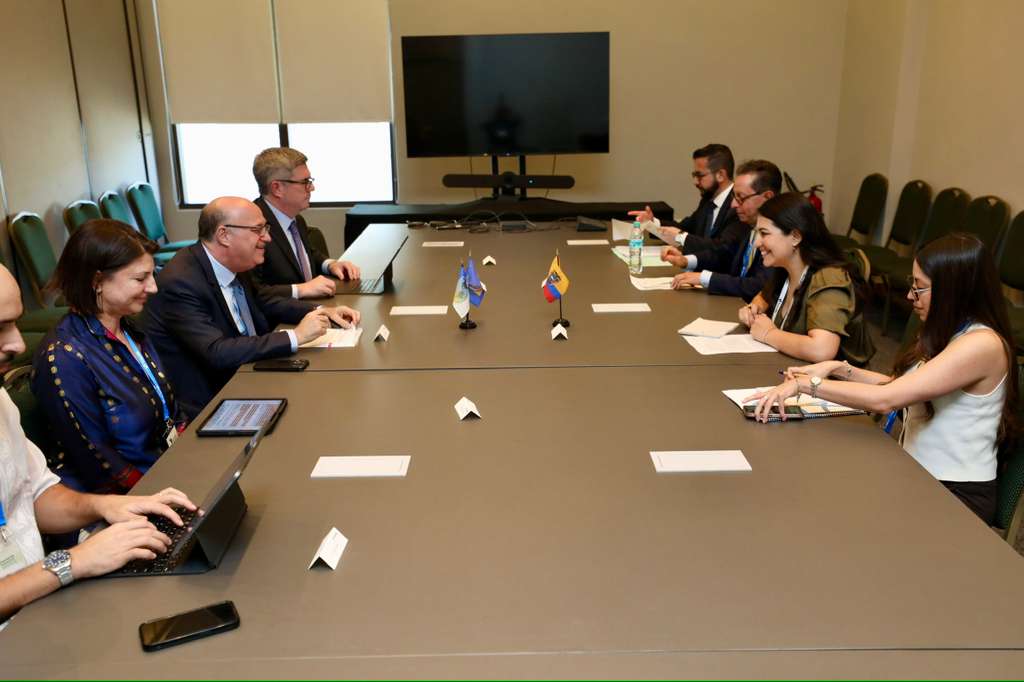 Excelente reunión con la ministra de Economía y Finanzas de Ecuador, Sariha Moya. 

Firmamos una garantía de inversión de US$77 millones que movilizará hasta US$1.200 millones en inversión privada en 12 proyectos. Un paso para fortalecer la seguridad energética y diversificar la