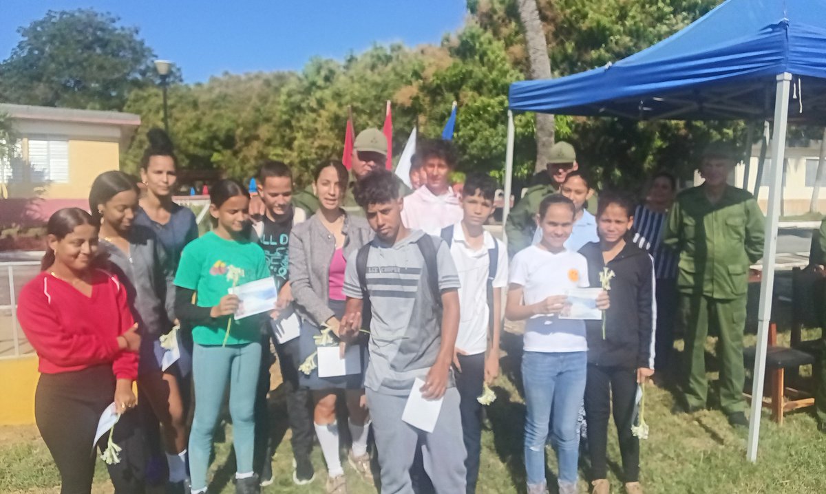 El el acto de conclusión del Bastión de la FEEM, se reconocieron a los jóvenes que más se destacaron, se entregó el carnet que los acredita como militantes de la UJC a un grupo de compañeros y se estímulo a militantes y secretarios destacados de la organización juvenil.