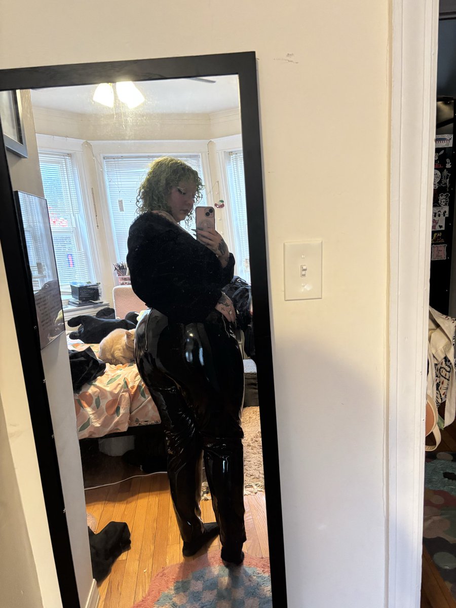 angel in cargo pants tweet media